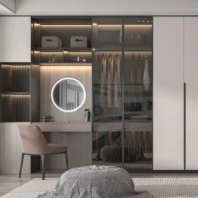 Moderne de Zaal van het Okkernoothotel Garderobe met Opmaker allen in