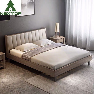 Houten frame lederen hoofdbed Bed met nachtkastjes Huis Hotelkamermeubilair