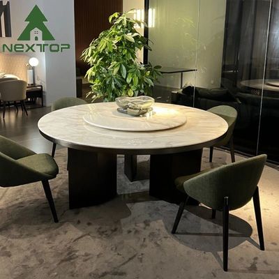 Moderne keuken Witte eettafel en groene stoelen Draaiende ronde eettafel