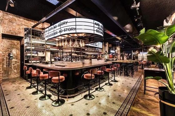 Veelzijdige scène bar kruk stoelen Meerkleurige tufte rugleuning Hoog voet bar kruk fluweel