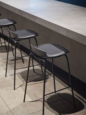 Klassieke zwarte barkruk lichtgewicht en verfijnde lederen barstoelen
