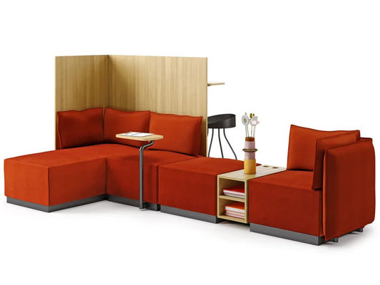 Esthetisch interieur sectioneel stoffenbankje met geïntegreerd tijdschriftenrek