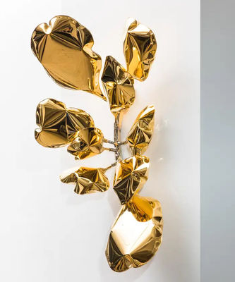 Esthetische gouden spiegelwand decoratie hotel lobby suite interieur accent meubilair