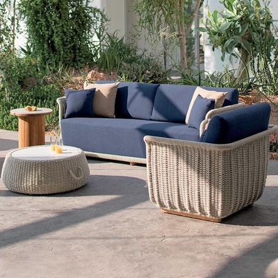Luxe vijfsterrenhotel met buitensofa van rotan